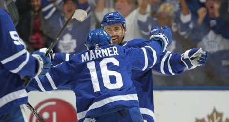 Tomas Plekanec des Maple Leafs partage sa joie avec Mitchell Marner après un but contre les Boston Bruins à Toronto, le 23 avril 2018