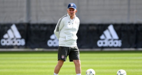 L'entraîneur du Bayern Munich Jupp Heynckes supervise l'entraînement de ses joueurs à Munich, le 24 avril 2018, à la veille du match contre le Real 