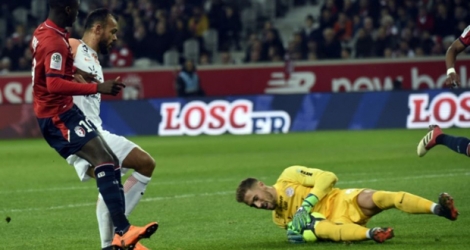 Le gardien de Montpellier Benjamin Lecomte arrête le ballon lors du match face à Lille au stade Pierre-Mauroy, le 10 mars 2018.