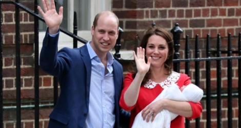 Le prince William et son épouse Kate Middleton, avec leur troisième enfant, devant l'hôpital St Mary, le 23 avril 2018 à Londres.