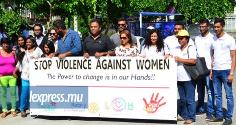 Une cinquantaine de personnes ont participé à une marche pacifique contre la violence faite aux femmes.