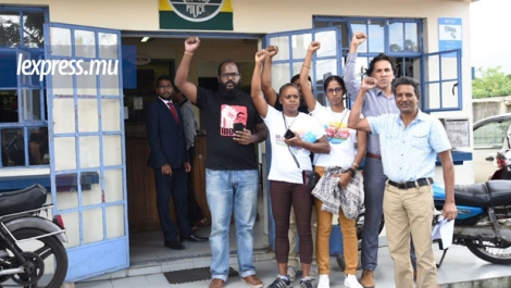 Des membres d’Aret Kokin Nu Laplaz, de Rezistans ek Alternativ et de la General Workers Federation se sont rendus au poste de police de Chemin-Grenier, ce mercredi 2 mai.
