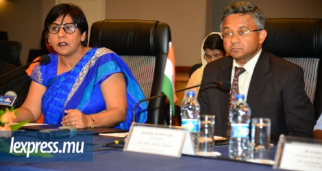 La ministre de l’Education, Leela Devi Dookun-Luchoomun, et le haut-commissaire indien, Abhay Thakur, le 2 mai 2018 au World Hindi Secretariat à Phoenix. © Beekash Roopun