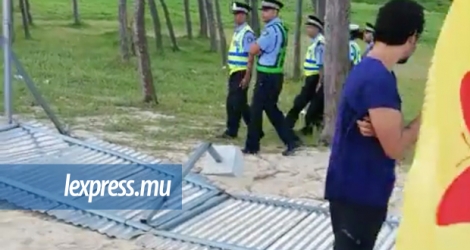 Des activistes ont fait tomber les barrages à Pomponette hier, mardi 1er mai.
