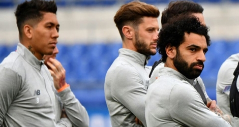 L'attaquant Mohamed Salah (d) lors d'une séance d'entraînement avec ses coéquipiers de Liverpool, le 1er mai 2018 à Rome 