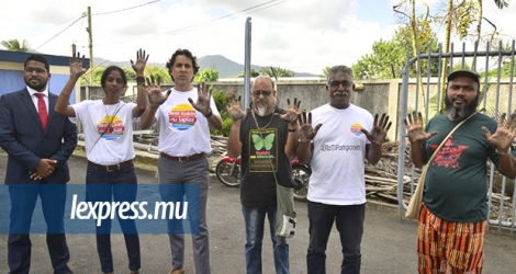 Les militants écologistes montrant qu'ils ont donné leurs empreintes digitales au poste de police de Chemin-Grenier ce 3 mai 2018.© Dev Ramkhelawon