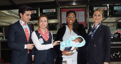 Tia et son bébé en compagnie de quelques membres de l’équipage de la Turkish Airline.