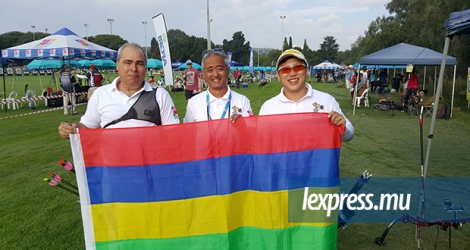 Stephan Klein, Ian Subramanien (chef de délégation) et Dominique Koo (de g. à dr.) arborant fièrement le quadricolore au «Marks Park Sports Club» à Johannesburg.