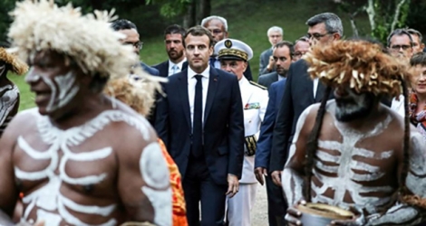 Emmanuel Macron lors d'une cérémomie coutumière au centre culturel Jean-Marie Tjibaou, le 5 mai 2018