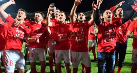 Les joueurs de Nîmes communient avec leurs supporters après avoir assuré leur montée en Ligue 1, le 4 mai 2018 à l'issue du match contre Ajaccio aux Costières