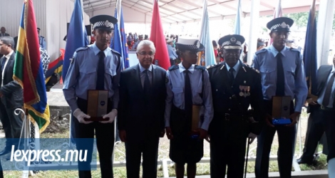 Le chef du gouvernement a assisté, ce samedi 5 mai, à la «passing-out parade» de 210 constables, aux Casernes centrales.