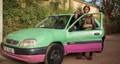 «Biba», comme tout le monde l'appelle, est la seule femme chauffeur de taxi à Ouagadougou.