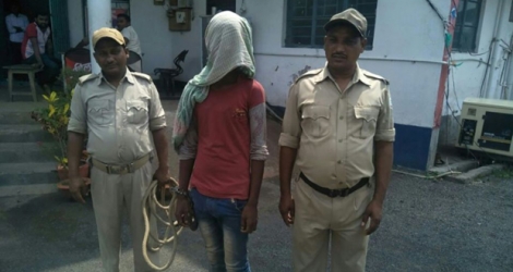 La police indienne escorte un homme de 19 ans soupçonné d'avoir violé et mis le feu à une adolescente de 17 ans dans l'Etat du Jharkhand, le 7 mai 2018.
