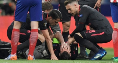 Laurent Koscielny en larmes après sa grave blessure contre l'Atletico Madrid en Europa League au Metropolitano, le 3 mai 2018.