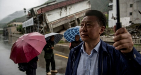 Chen Guoxing devant des maisons détruites par le séisme dévastateur de 2008 à Beichuan, ans le sud-ouest de la Chine 
