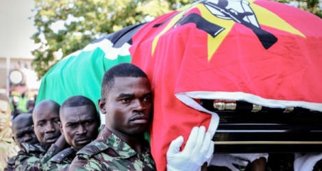 Des soldats de l'armée mozambicaine portent le cerceuil de l'ancien leader du parti, Afonso Dhlakama, le 9 mai 2018 à Beira, dans le centre du Mozambique