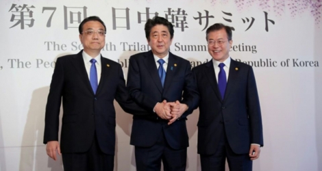 Les Premiers ministres chinois Li Keqiang et japonais Shinzo Abe, et le président sud-coréen Moon Jae-in, lors d'une réunion tripartite, le 9 mai 2018 à Tokyo.