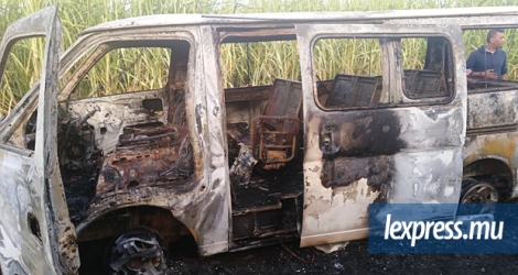 Les six voleurs ont abandonné leur fourgonnette incendiée dans un champ de canne à L’Amitié, Rivière-du-Rempart. 