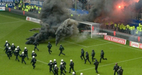 Fumigènes sur la pelouse de Hambourg, face à Mönchengladbach.