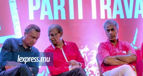 Le leader rouge, Navin Ramgoolam, entouré de Patrick Assirvaden et d’Arvin Boolell lors d’un congrès au no6, hier.