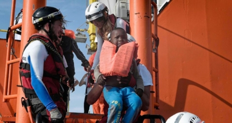 Un enfant secouru transféré sur l'Aquarius, navire affrété par SOS Méditerranée et Médecins sans frontières (MSF), au large des côtes lybiennes, le 12 mai 2018