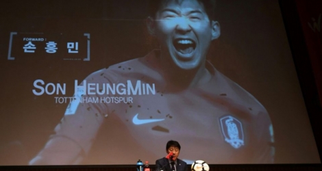 L'entraîneur de Corée du Sud, Shin Tae-yong, lors de l'annonce des 28 joueurs présélectionnés, dont Son Heung-min à l'écran, le 14 mai 2018 à Séoul 