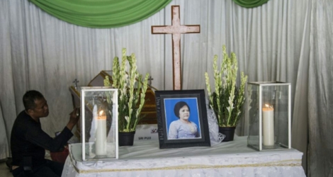 Un autel a été édifié le 14 mai 2018 à Surabaya, en Indonésie, à la mémoire de Sri Puji, une des victimes des attentats islamistes de la veille contre des églises. .