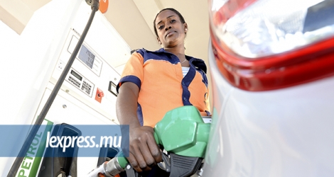 Si une hausse minimum de 4 % est appliquée, l’essence pourrait passer à Rs 49,19 le litre et le diesel à Rs 39,62.