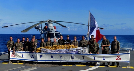 L’équipe de la frégate de la marine française La Fayette posant avec la drogue saisie.
