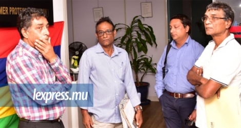 Bhim Sunassee (2e à gauche) et des représentants de la Petrol Retailers Association au ministère du Commerce, ce jeudi 17 mai.