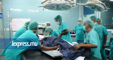 Des chirurgiens préparant un patient pour une opération. La liste des universités où les Mauriciens peuvent étudier la médecine est appelée à être revue régulièrement.
