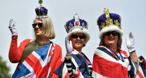 Des fans de la monarchie britanniques paradent à Windsor, le 18 mai 2018.