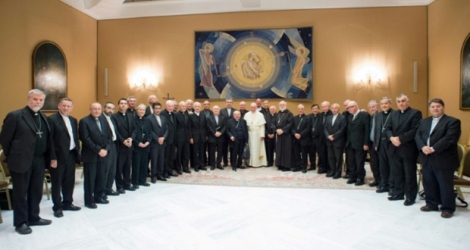 Le pape françois avec des évêques chiliens, reçus au Vatican le 17 mai 2018