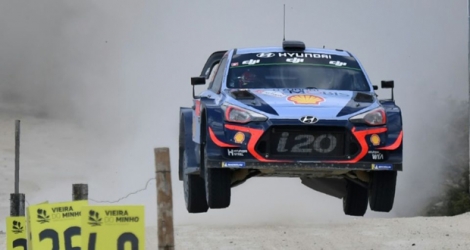 Thierry Neuville au volant de sa Hyundai i20 s'envole et consolide sa place de leader du Rallye du Portugal à Vieira do Minho, le 19 mai 2018.