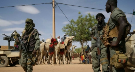 Des soldats maliens en patrouille à Ménéka, dans l'extrême nord-est du Mali, le 9 mai 2018.
