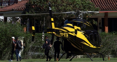 Arrivée par hélicoptère pour Neymar (casquette), suivi par Douglas Costa et Thiago Silva, au centre d'entraînement du Brésil à Teresopolis, le 21 mai 2018.