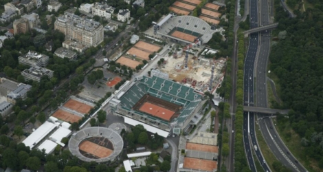 Vue aérienne du complexe de Roland-Garros, avec le court central, les courts annexes et les Serres d'Auteuil, le 14 juillet 2016 