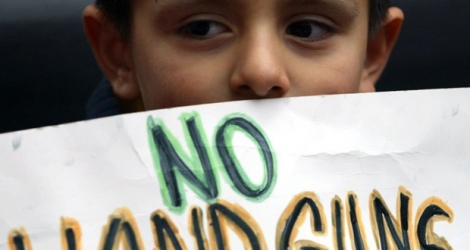 Les accidents domestiques liés aux armes à feu sont fréquents aux Etats-Unis, malgré les appels à durcir la législation: ici un enfant manifestant le 20 Octobre 2004 à Chicago.