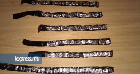 Les 128 doses de drogue étaient enveloppées dans six rubans de bande adhésive de couleur noire.