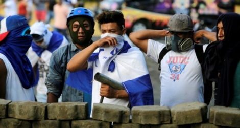 Des manifestants installent des barricades, le 24 mai 2018 à Leon, au Nicaragua