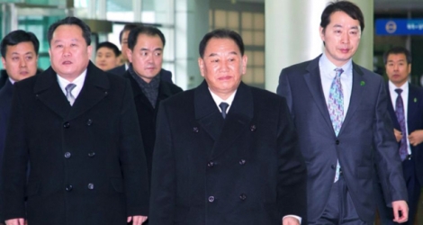 Le général nord-coréen Kim Yong Chol (c) à Paju, dans la zone démilitarisée, le 27 février 2018 