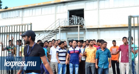 Les travailleurs de l’usine Jin Yun Knits bangladais contestent le salaire perçu par les anciens. ©Aurelio Prudence