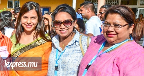 Shamila Ori (à droite), en compagnie de sa cousine Kobita Jugnauth, le jour du dépouillement des bulletins de vote à Quartier-Militaire, en 2014.