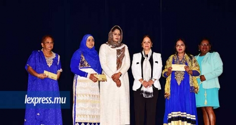 Les associations féminines ont touché un chèque de Rs 2 000 lors de cette cérémonie à Réduit ce lundi 4 juin.