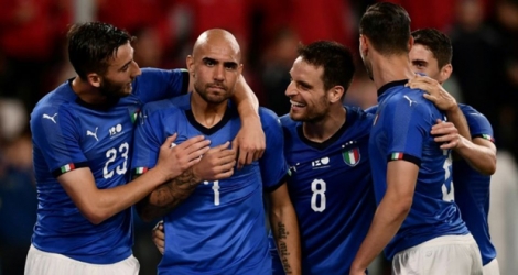 Simone Zaza félicité par ses coéquipiers après son but pour l'Italie face aux Pays-Bas en match amical, le 4 juin 2018 à Turin.