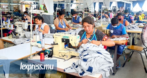 Des employés d’une usine textile. Le secteur manufacturier a besoin d’un nouveau souffle pour atteindre 25 % du PIB, comme le veut le gouvernement.