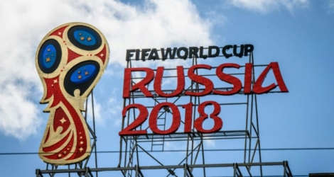 Logo de la Coupe du monde de football sur le toit d'un building à Moscou, le 6 juin 2018.
