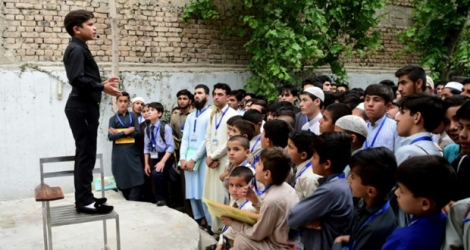 Hammad Safi, 11 ans, «coach en motivation», s'adresse aux élèves d'une école privée, l'University of spoken english, le 3 avril 2016 à Peshawar, au Pakistan.