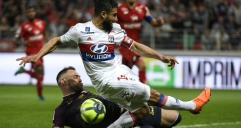 Le milieu de Lyon Nabil Fekir se fait plaquer par le gardien de Dijon Baptiste Reynet en L1 à Gaston-Gérard, le 20 avril 2018.