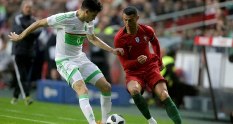 L'attaquant du Portugal Cristiano Ronaldo face au milieu de terrain de l'Algérie Zinédine Ferhat en match amical, le 7 juin 2018 à Lisbonne.